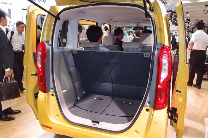 「N-BOX G・L ターボ Honda SENSING」の荷室。