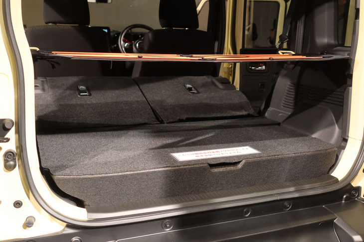 背もたれを倒したリアシートと荷室のフロアとの間には段差が生じるものの、その段差をなくす「ラゲッジボックス」（写真手前）がオプションとして用意されている。
