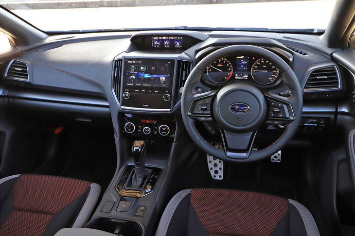 専用デザインのステアリングホイールやシート、各部に施されたレッドステッチ、STIロゴ入りのレッドメーターと、インテリアの仕様も他のグレードとは大きく異なる。