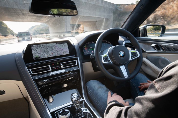 条件が整えば写真のようにハンズオフ走行が楽しめるが、ドライバーは常に前方を注視し、いつでもステアリングホイールを握れる状態を保つ必要がある。