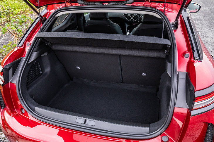 ラゲッジスペースの容量は350リッター。60：40の分割可倒機構が備わる後席の背もたれをすべて前方に倒すと、容量を1050リッターまで拡大できる。