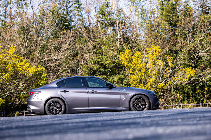 「ジュリア クアドリフォリオ エストレマ」のボディーサイズは全長×全幅×全高＝4635×1865×1435mmで、ホイールベースは2820mm。ジュリアでは前後重量配分50：50がうたわれるが、試乗車両の車検証記載値はフロント900kg：リア810kgとなっていた。