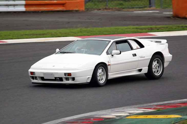 「ロータスヒストリックミュージアム」の展示車両である「ロータス・エスプリ ターボHC」（1987年）。ロータス流の高級GTの世界を見せてくれた一台。映画『007 私を愛したスパイ』で、ボンドカーに仕立てられたエスプリの姿に魅了された人も多いはず。