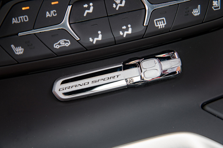 グレード名の「グランスポーツ」とは、1963年にわずか5台のみ造られたプロトタイプレーシングカーに由来する。