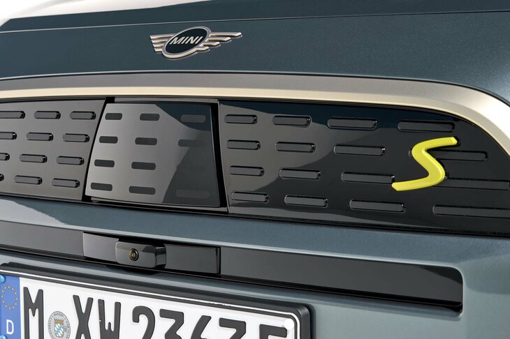 パネルで覆われたフロントグリル。レーダーをはじめとする運転支援関系の機器がレイアウトされている。