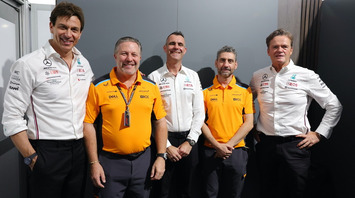 アブダビGPの週末、マクラーレンが2030年までメルセデスからパワーユニット供給を受けることが発表された。1995年に始まった「マクラーレン・メルセデス」の歴史は、2015年からマクラーレンがホンダと組むことで一時途絶えるも、2021年から再び始動。今シーズン後半からは本家メルセデスを上回るパフォーマンスを発揮してきた上向き調子のマクラーレンは、このパートナーシップの維持を望んだということである。最終戦アブダビGPでのマクラーレンは、予選で新人オスカー・ピアストリが今季3回目のトップ3グリッドとなる3位となるも、ランド・ノリスはマシンをスライドさせてしまい5位。レースではノリス5位、ピアストリ6位と表彰台は遠かったがダブルで入賞し、アストンマーティンからコンストラクターズランキング4位の座を守った。（Photo=Mercedes）