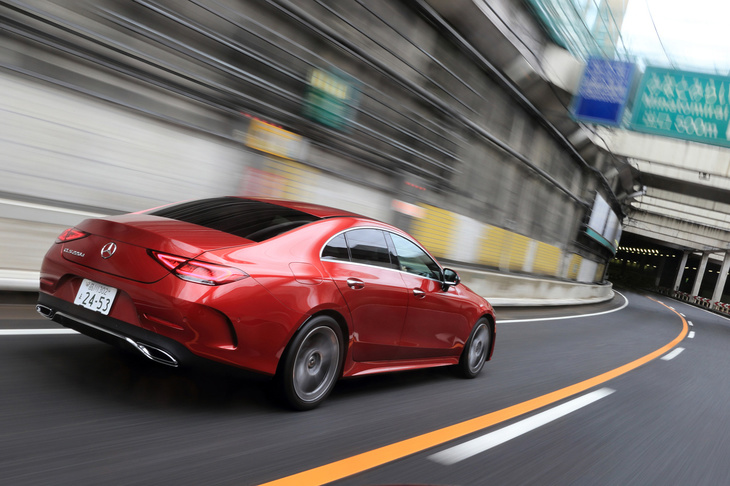 メルセデスの最新モデルらしく、前走車追従機能付きクルーズコントロールや、車線維持支援機能、車線変更支援機能など、運転支援システムは非常に充実している。