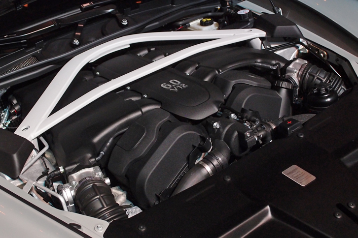 自然吸気の6リッターV12エンジン。最高出力588psを発生する。