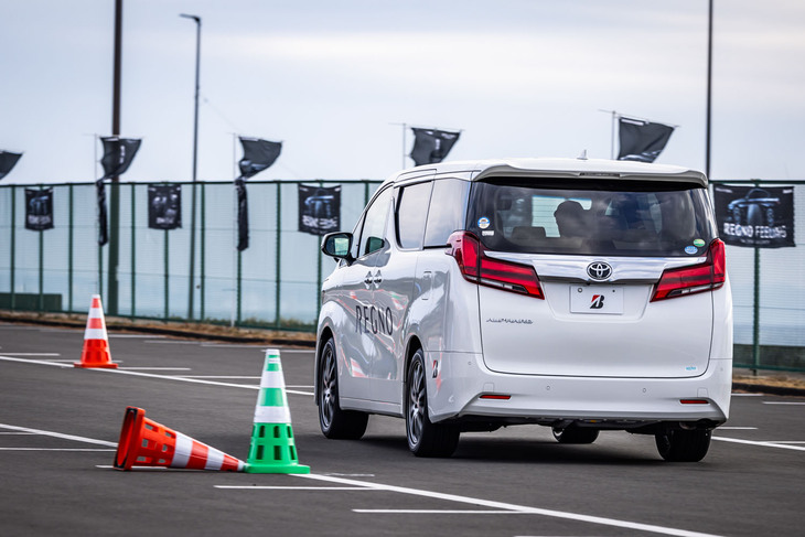 ブリヂストンのテストドライバーが運転する「アルファード」の2列目シートに座って、従来型の「レグノGRV II」（写真）と新しい「レグノGR-XIIIタイプRV」の走りを比較することもできた。