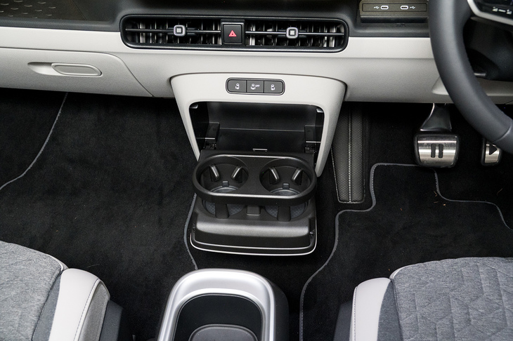 「ID. Buzzボックス」の前方には引き出して使うカップホルダーが備わっている。