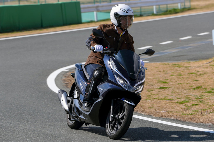 「PCXハイブリッド」はモーターアシストによるゆとりの加速が身上。走行モードで「Sモード」を選べば、低・中開度のスロットルでも、強いアシストを得ることができる。