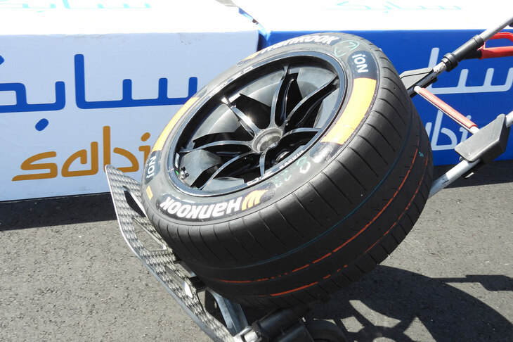 サインを求めるファンの間を縫って、タイヤが運ばれていく。フォーミュラEでは、タイヤはハンコックのワンメイク。原材料の26％は天然素材またはリサイクル素材となっている。