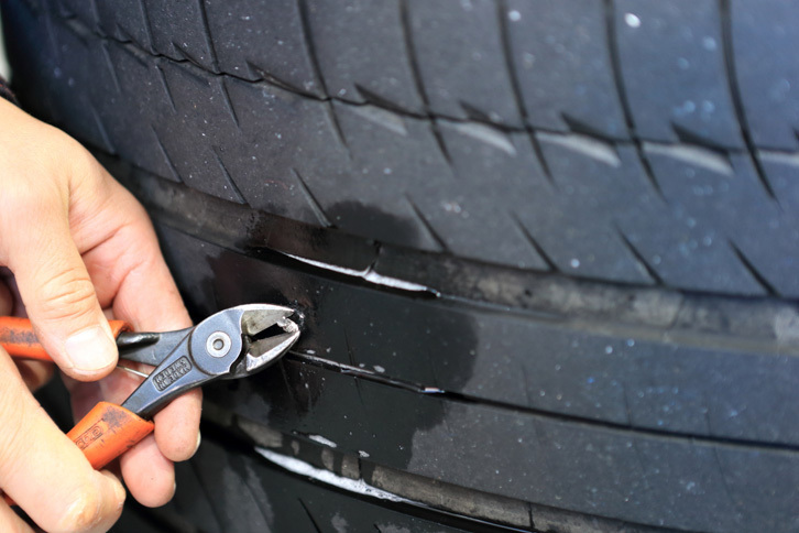 足まわりの点検では、リアタイヤにネジが突き刺さっているのが発見された。大事に至らなくてホントによかった……。