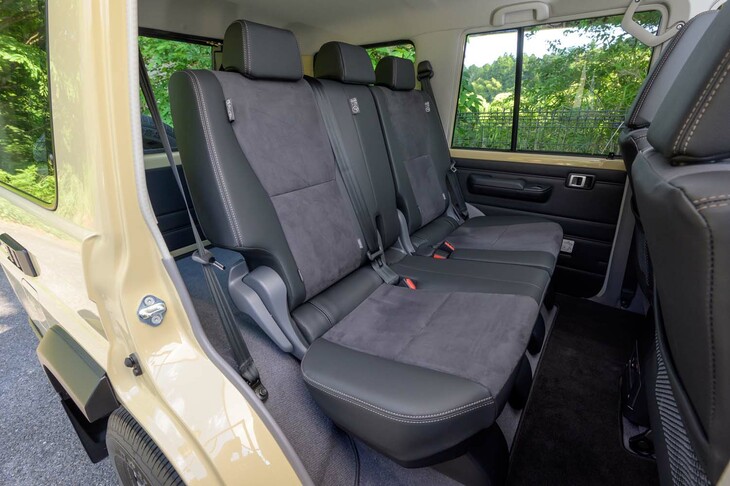 リアシートは6：4の2分割式で、タンブル／リクライニング機構付き。フロントセンターコンソールボックスの背面には、後席用ヒーターが装備されている。