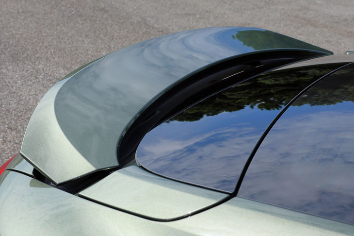 高速走行時の安定性を高める、可動式のリアスポイラー。普段はトランクフードに格納されており、車速や走行モードに応じて自動で展開。センターディスプレイでの操作により、手動で展開／格納することもできる。