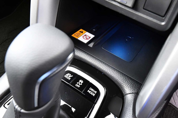 上級グレード「Z」には、スマートフォンの非接触充電機能「おくだけ充電」もオプション設定されている。