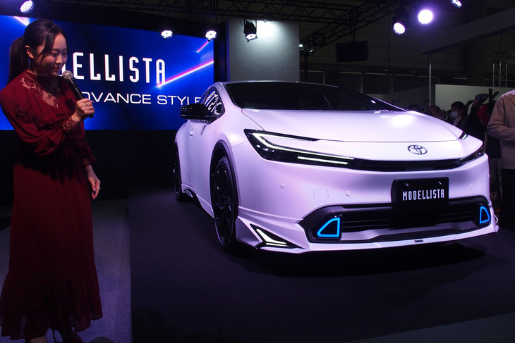 東京オートサロン2023のモデリスタブースで行われた新型「トヨタ・プリウス」のカスタマイズモデル発表イベントの様子。ゲストとして俳優・フィギュアスケーターの本田望結さんが登場した。