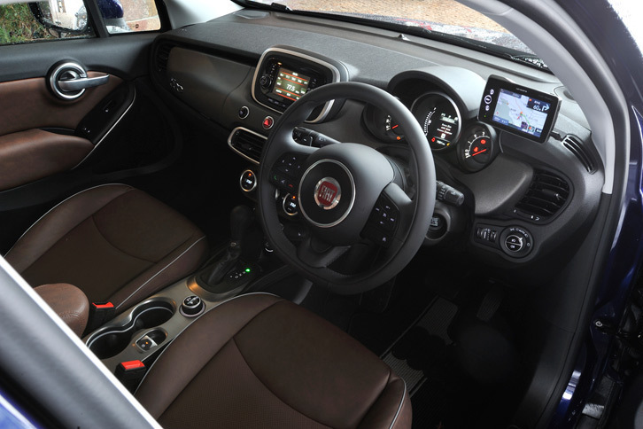 「500Xクロスプラス」のインストゥルメントパネルまわり。メーターの右側に備えられているのは、オプションのパイオニア製ナビゲーションシステム。