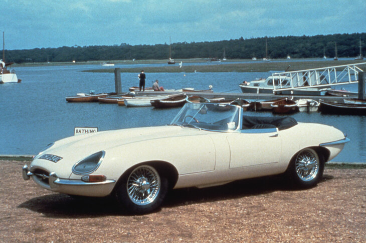 1961年に登場した「Eタイプ」。非常に斬新かつ提案性に富んだモデルで、同車の登場により、今日に至るFRスポーツカーのデザインの方向性が決定づけられたといっていい。