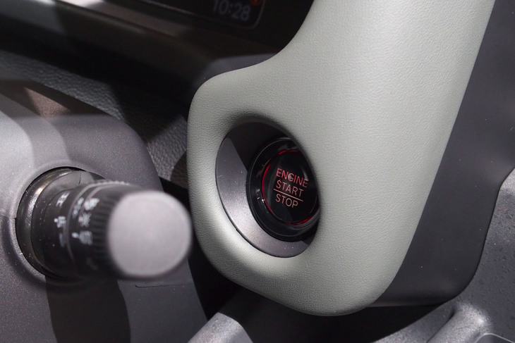 ホンダ・フリード クロスター（エンジンスタート／ストップスイッチ）