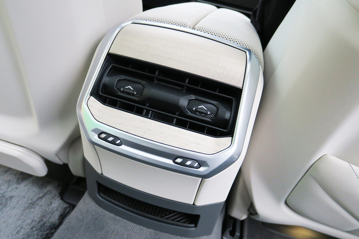 BMW i7 xDrive60eエクセレンス（後席用空調操作パネル）