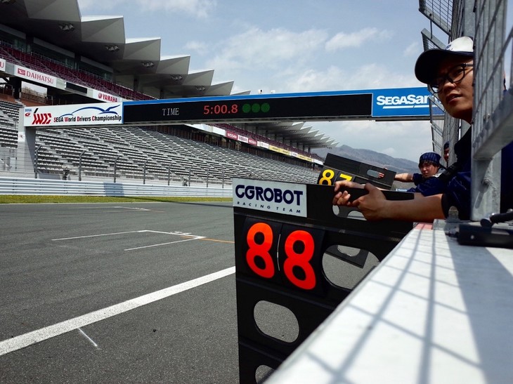 私はコース内から救急車でサーキット内のメディカルセンターに搬送され、検査を受けました。レントゲンとエコーでの検査の結果、幸いにも骨と臓器への損傷は見受けられずほっと安心しましたが、腰の痛みがひどくて歩くことがつらい状況でした。メディカルセンターを出ることができた時にはちょうどプロフェッショナルシリーズの第1レースが終了していて、井口選手はブレーキミスの車両にBコーナーで接触されリタイア。久保選手は5番手でチェッカーを受けたと聞き、うれしい気持ちと悔しい気持ちがあふれました。