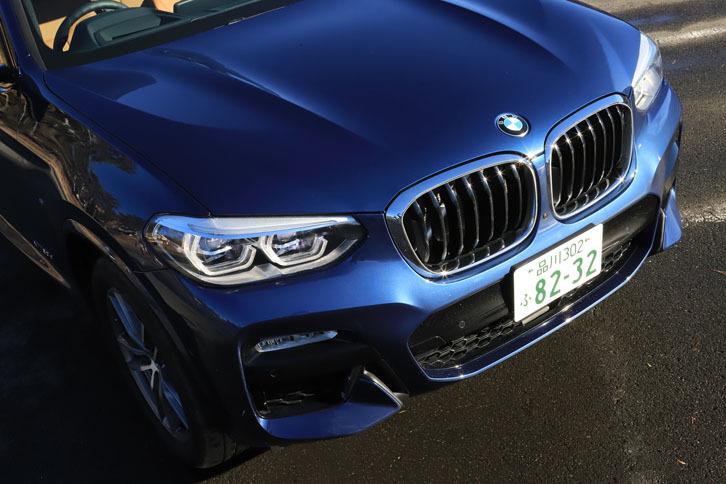 フロントマスクでは、大きくなったキドニーグリルと、六角形デザインのLEDフォグランプが新型の特徴。