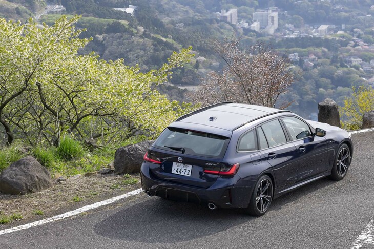 リアコンビランプは細められたうえによりフラットに配置された。マフラーエンドの径は拡大された。