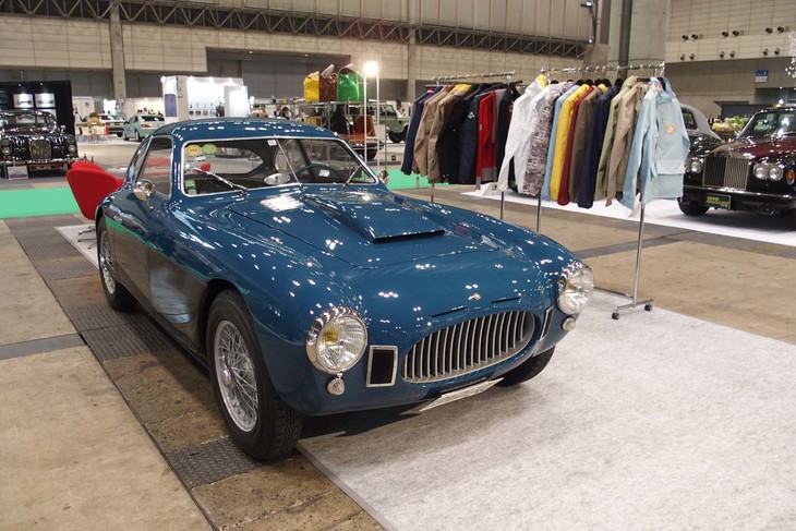 VINTAGE LOVERSの出展ブースと「フィアットV8ザガート」。