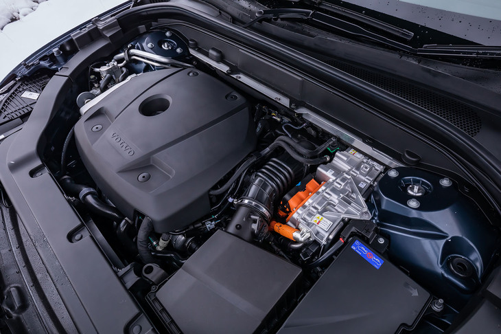 2リッター直4エンジンには、ターボとスーパーチャージャーが組み込まれている。エンジン単体では最高出力318PS、最大トルクが400N・mを発生する。