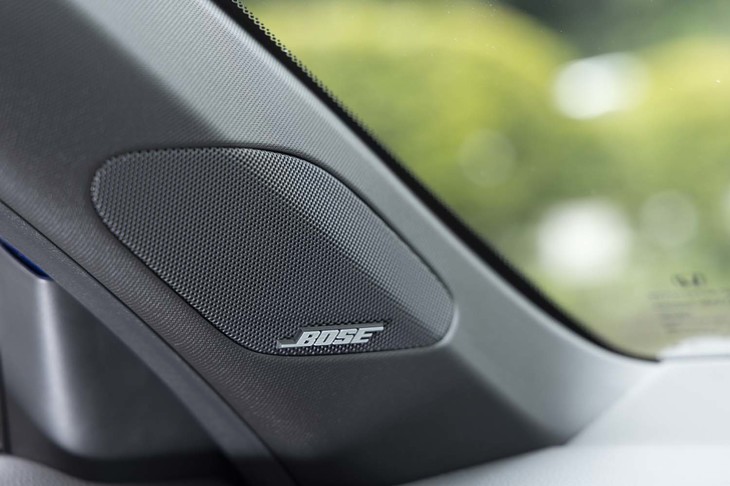 BOSEのプレミアムサウンドシステムも標準装備。カーナビなどもすべて標準装備のため、メーカーオプションで選べるのはボディーカラーのみ。