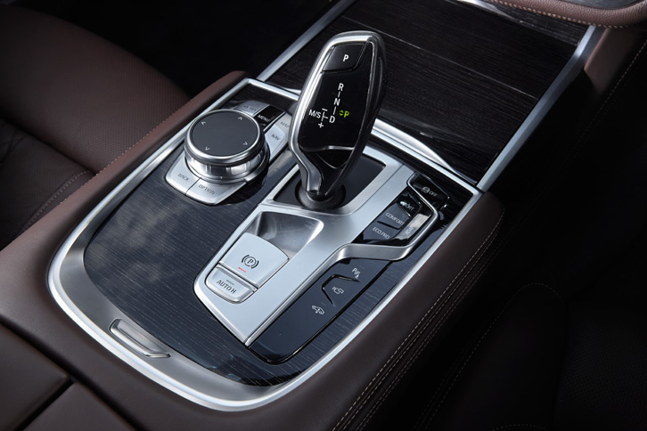 センターコンソールに備わるインフォテインメントシステムのダイヤル式コントローラーとシフトセレクター。新型「7シリーズ」のトランスミッションには8段ATが採用されている。