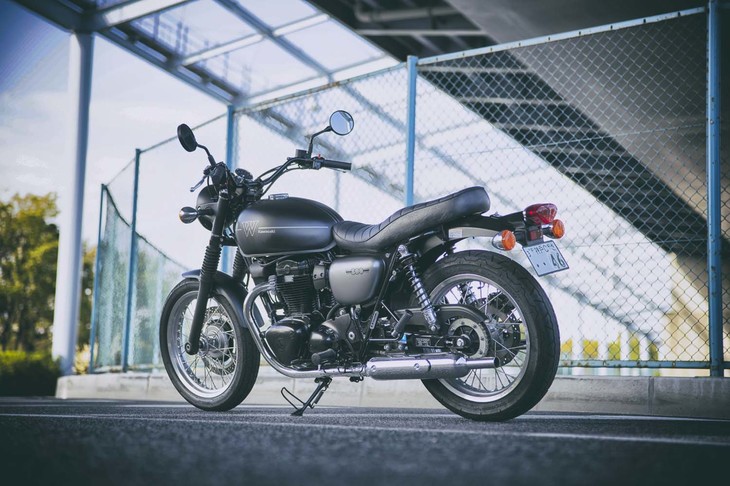 「W800ストリート」は、マットな車体色も見どころのひとつ。「メタリックフラットスパークブラック」と「メタリックマットグラファイトグレー」のツートンカラーとなっている。