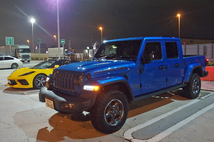 日本導入のニュースを見て以来、ひそかに胸をときめかせていたのが「ジープ・グラディエーター」である。この日は首都高の辰巳PAでイエローの「シボレー・コルベット」と遭遇。図らずもアメリカを代表する両横綱の共演となった。