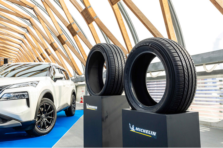 静粛性に優れ、上質で快適な乗り心地を提供するプレミアムコンフォートタイヤと紹介される「ミシュラン・プライマシー5」。16インチから22インチまでの全42サイズをラインナップし、2025年3月1日から順次販売を開始する。価格はオープン。