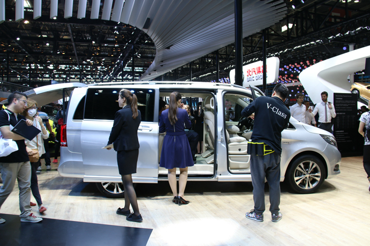 「メルセデス・ベンツVクラス」。内装の質感をアピールしていた。