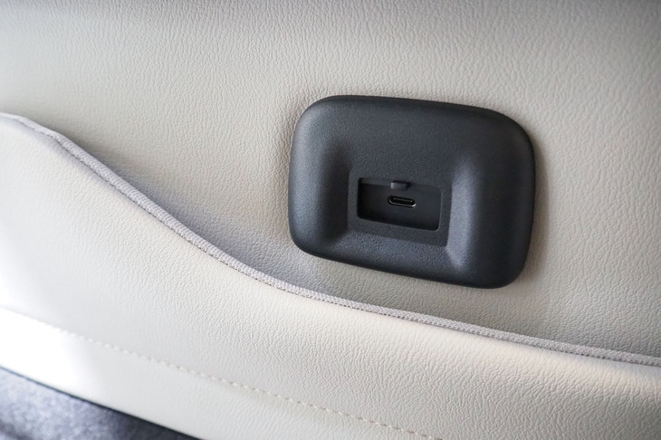 日産ルークス ハイウェイスター（助手席シートバックUSBソケット）