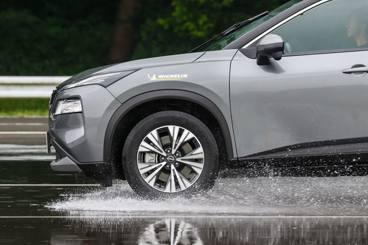 70km/hからのフルブレーキングで、新品と残溝が2mmのタイヤとの制動距離を比較。前者は平均19.4m、後者は平均25.5mという結果であった。写真は残溝が2mmの「プライマシーSUV＋」を装着した車両。