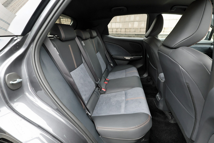 リアシートの居住性は必要十分といった感じ。乗り心地は意外と良好だが、いかんせん狭い。フロントセンターコンソールの背面には、後席用に2つのUSB Type-Cポートが備わる。