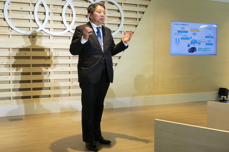 「アウディ浜松」を運営する、サーラカーズジャパンの坂爪譲治社長。プロジェクト発足時は、カーボンニュートラル化によって電気代は増えると予想していたが、実際には昨今の業務用電力の高騰もあり、15～20％ほど電気代を抑えられるようになったという。