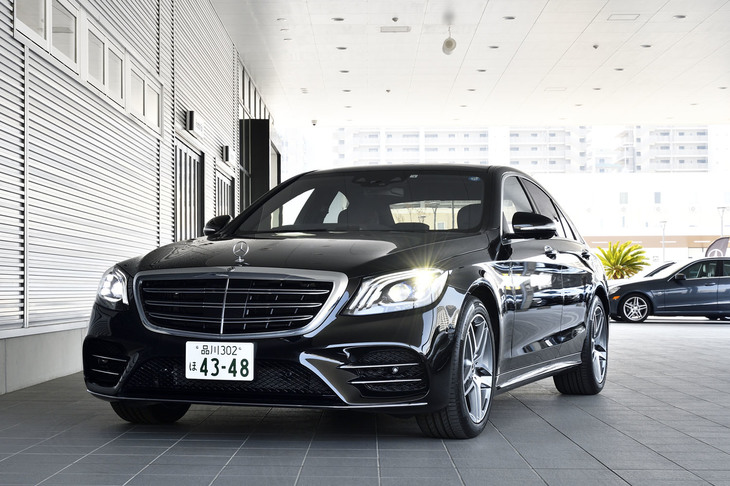続いて新型直6エンジンを搭載する「S450エクスクルーシブ」に試乗。「S560」同様、こちらにもオプションの「AMGライン」が装着されており、フロントバンパーやサイドスカートがスポーティーなデザインのものに変更されている。