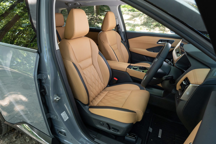 シート表皮の仕様はオプションも含め全4種類。「G」「G e-4ORCE」の前席には、運転席に加えて助手席にも電動調整機構が装備され、またポジションメモリー機能がドアミラーに連動している。（写真：向後一宏）