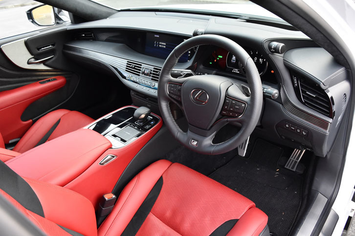 “Fスポーツ”グレードに限り、フレアレッドのシートカラー（写真）が選べる。