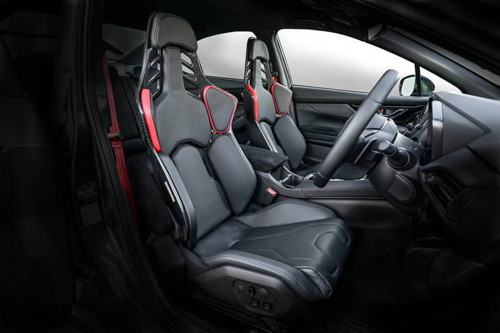 電動8Wayのレカロ製フロントシートを標準で装備する。