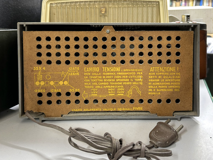 裏面。デフォルトは220～240Vであるが、電圧が異なる地域で使用の際は、所定の内部ターミナル位置にコネクターを差し替えるようにとの注意書きが。また、真空管は推奨品を使うように求めている。