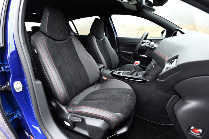 250ps仕様には、表皮にテップレザーとアルカンターラを用いたスポーツシートが装備されている。