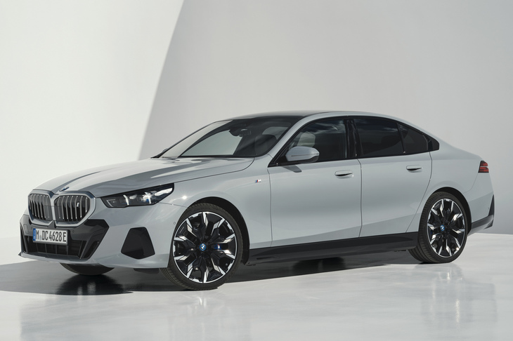 かつてwebCGほったが憧れていた「BMW 5シリーズ」は、今ではこんなお姿に。　
	ほった「……今のクルマって、本当にプロポーションがいいんですかね？」　
	清水「その話は、また今度にしよう」