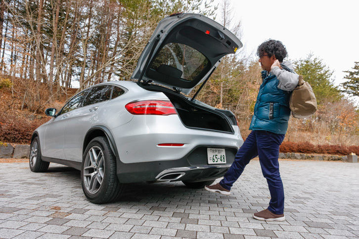 キーを身につけていれば、片足をリアバンパーの下部にかざすだけでテールゲートの開閉ができる。