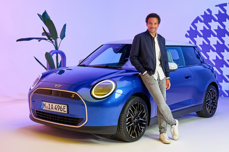 現行の「MINIクーパー」とハイルマー氏。MINI時代の彼は、シンプルななかに遊び心をちりばめたデザインを得意とし、また後述する「UXデザイン」にポジティブに取り組む人物だったが……。