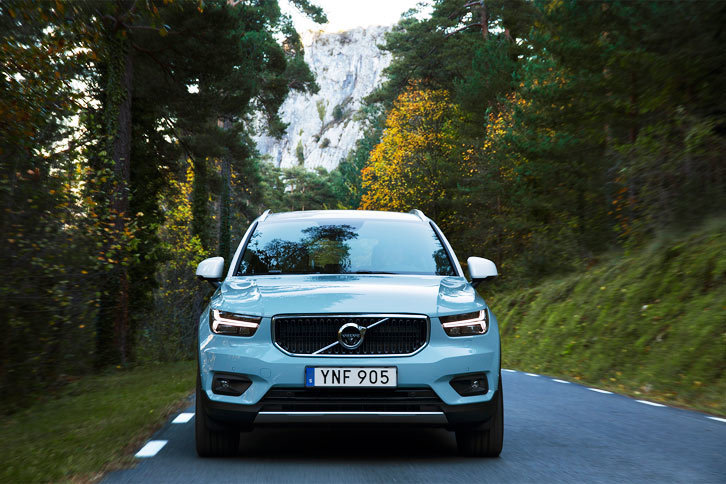 ボルボXC40 D4 AWDモメンタム